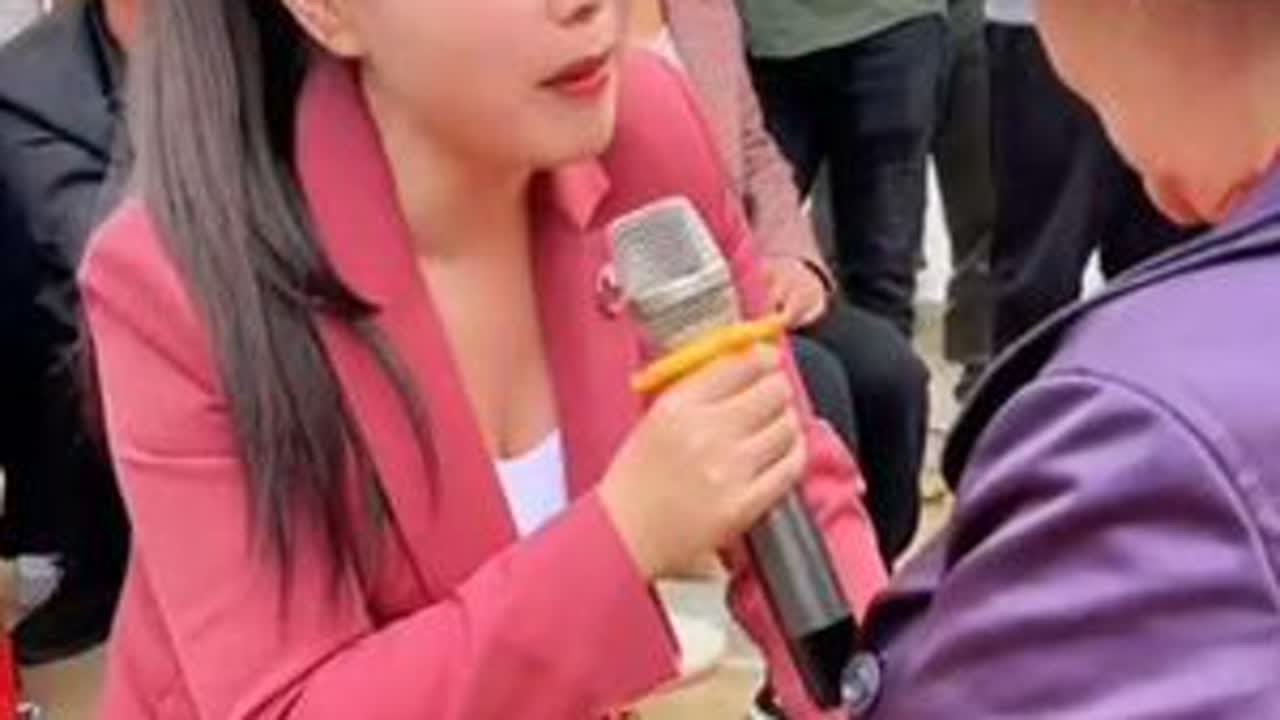 大姐又带着阿姨来点歌了，没想到又把阿姨唱难受了