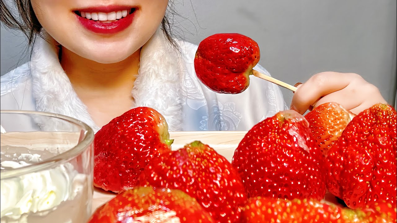 STRAWBERRIES WITH CREAM #asmr #mukbang #food #eating #notalking 