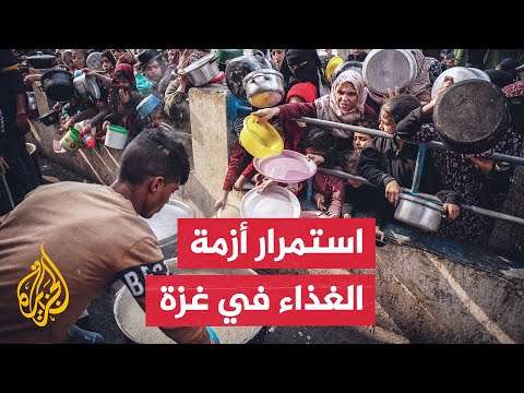 فلسطينيون يصطفون في طوابير للحصول على الطعام في دير البلح وسط قطاع غزة