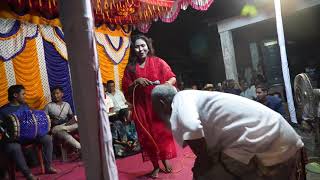 লাল পড়ি দেইখা স্টেজে উঠে পড়লেন বুড়া চাচা