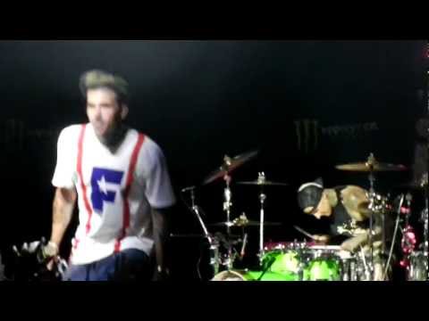 Yelawolf and Travis Barker - Push 'Em