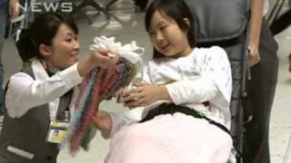 「余命半年」宣告の15歳少女　心臓移植のため渡米（10/05/04）