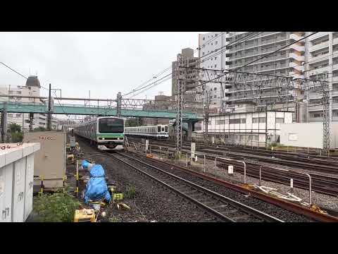 E231系マト116編成が柏駅を高速で通過するシーン