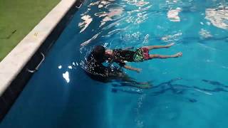 تعليم السباحة والانقاذ  للمبتدئين وطريقة الجر من الراس