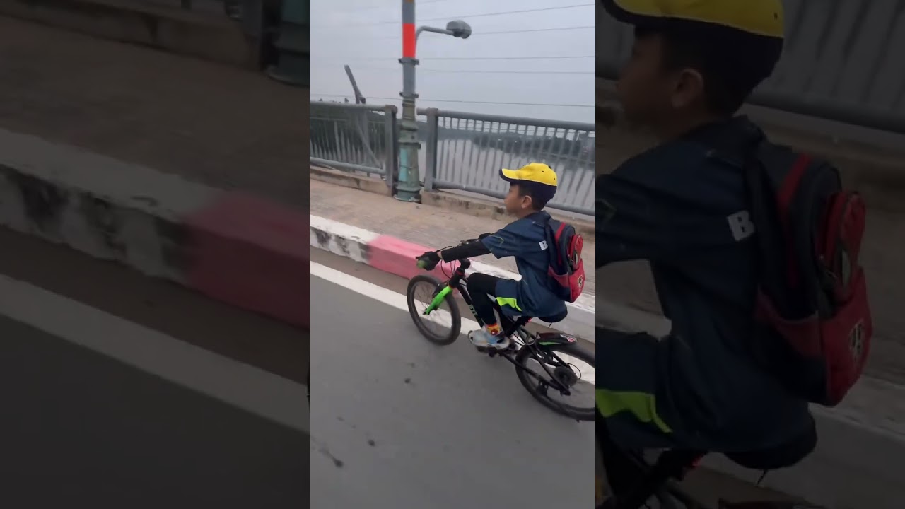 Bảo bảo đạp xe sáng với nhiệt độ 20 độ