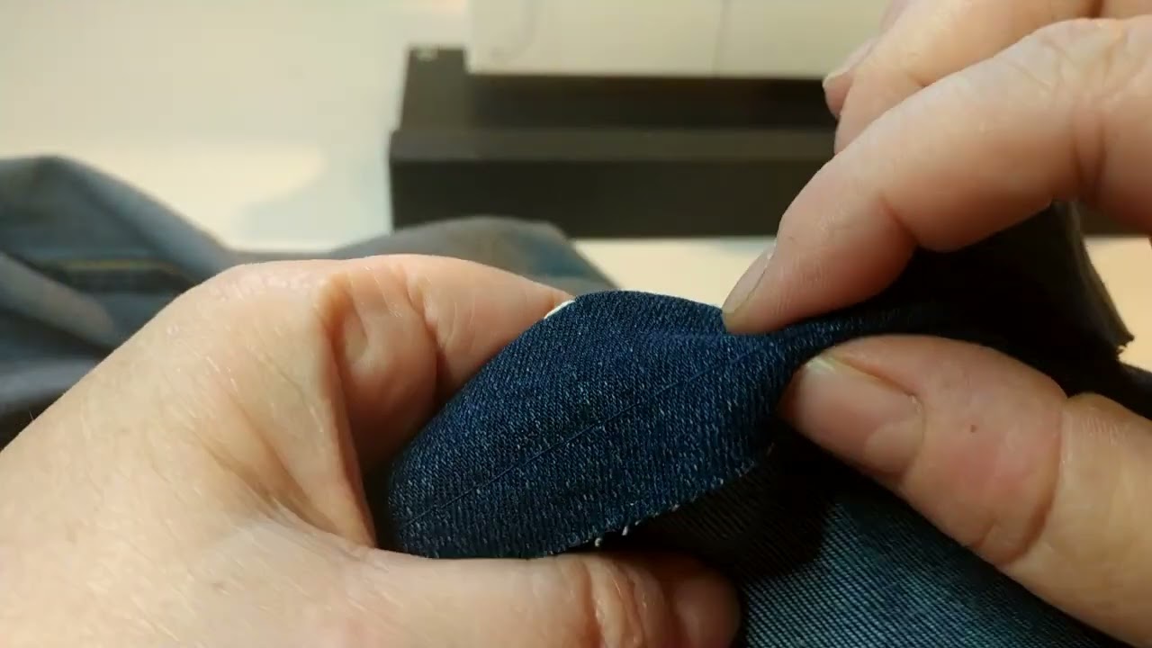 orlo sul jeans elasticizzato  a zampa di elefante