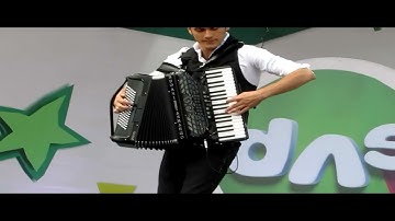 (ВНИМАНИЕ ЗАХВАТ) Аккордеонист Пётр Дранга + Стрекотуша (Софья Хилькова) есть вирус