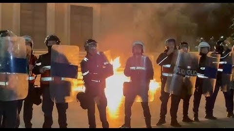 🔴LIVE/ Bomba me molotov në protestën e opozitës! Përplasje të forta me policinë