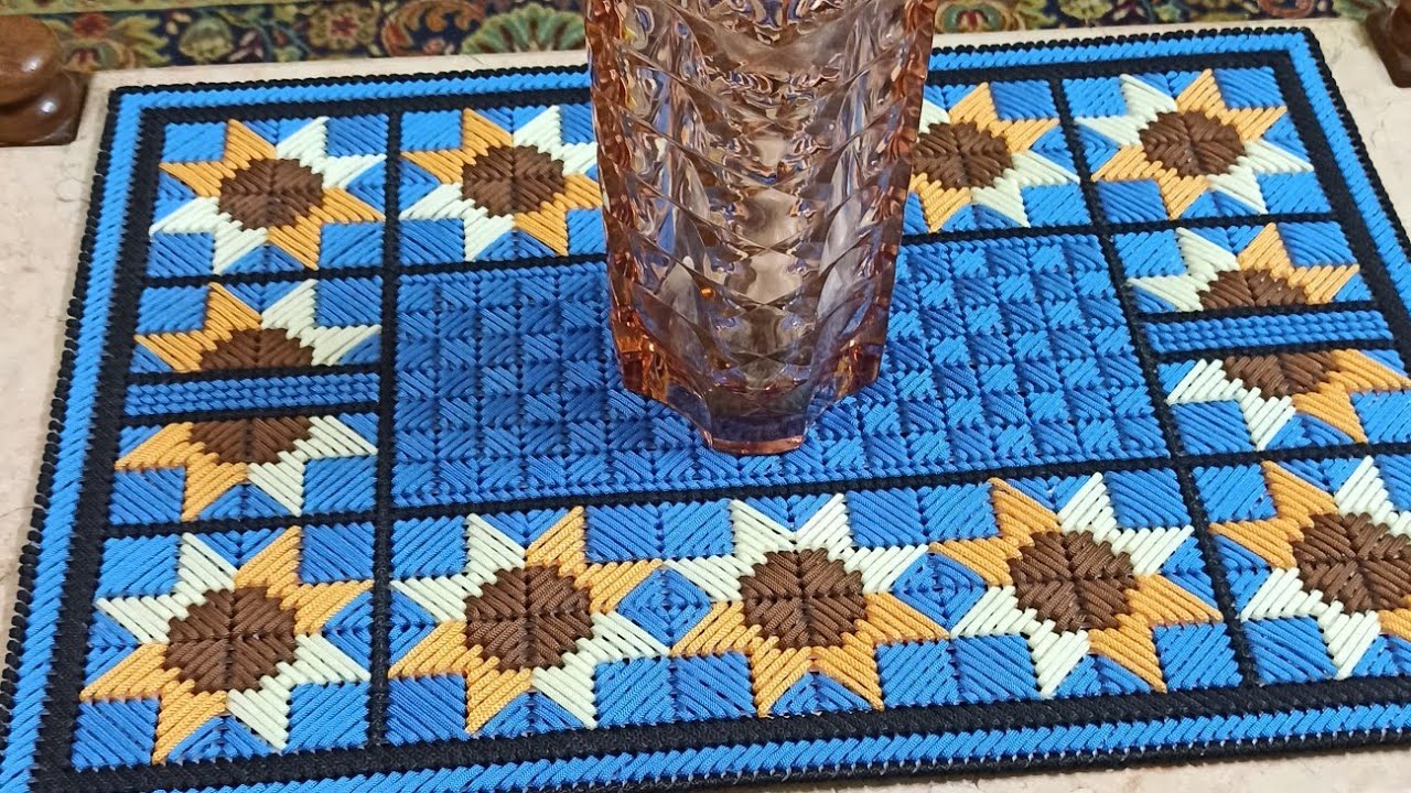 مفرش بخيط السلسلة على الشبك (الكنفاة) البلاستيك الجزء الاول Mattress on the plastic canva (part One)