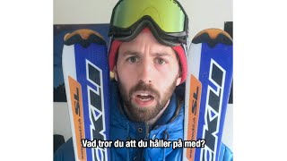 Skiddiktatorn: Vad tror du att du håller på med?
Känner du någon som agerar skiddiktator under fjällsemestern?
Joakim Friberg gör sin tolkning av denna irriterat fokuserade karaktär.
Fler härligt överdrivna sketcher av Joakim hittar du på hans instagram: @joakimfribergart https://www.instagram.com/joakimfribergart/?hl=sv
Prenumerera för nya avsnitt: http://www.youtube.com/c/freeridese?sub_confirmation=1
Senaste artiklar och reportage: https://www.freeride.se/ Skiddiktatorn: Vad tror du att du håller på med?