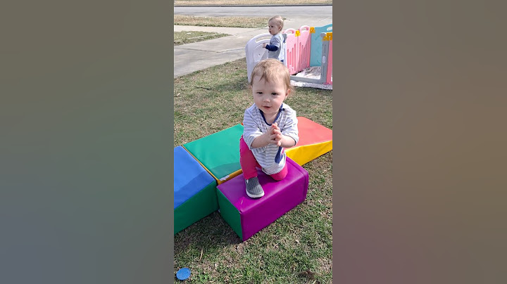 Un adorabile bambino fa involontariamente una capriola in avanti