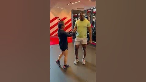 What happens when Zhang Weili & Francis Ngannou meet at the gym? 😳