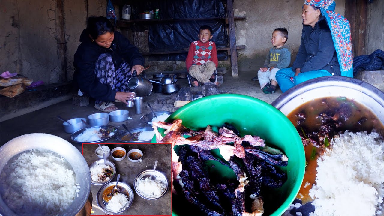 Rita cooks buff soup curry in lunch for mother || life in rural Nepal 