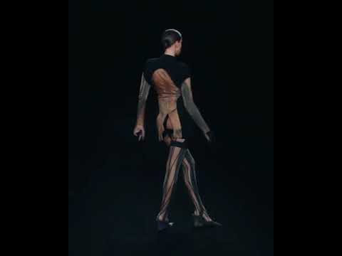 Video: Irina Shayk I Chanel Gummistövlar Och Leia I En Versace-klänningpromenad I Brooklyn