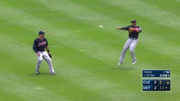 CLE@DET: Ramirez charges out to make a great catch