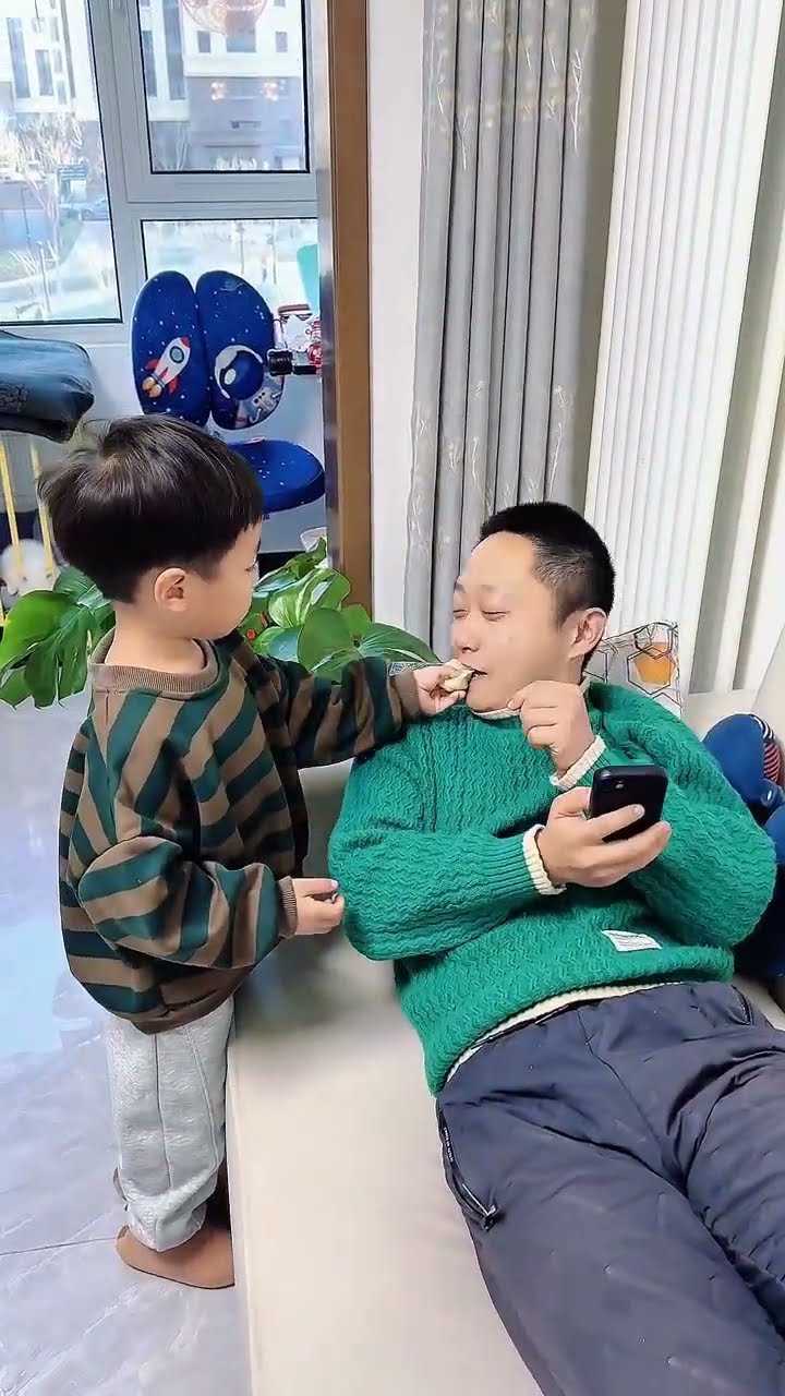 掉地上的给爸爸吃，真是孝顺的好儿子啊！#Cute baby#Cute#呆萌小米宝#聪明宝宝#萌娃