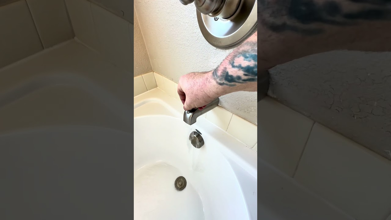 Когда ты дергаешь за переключатель, как чемпион… и понимаешь, что душевой лейки нет. 💦😂 