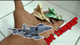 Membuat pesawat tempur dari uang kertas