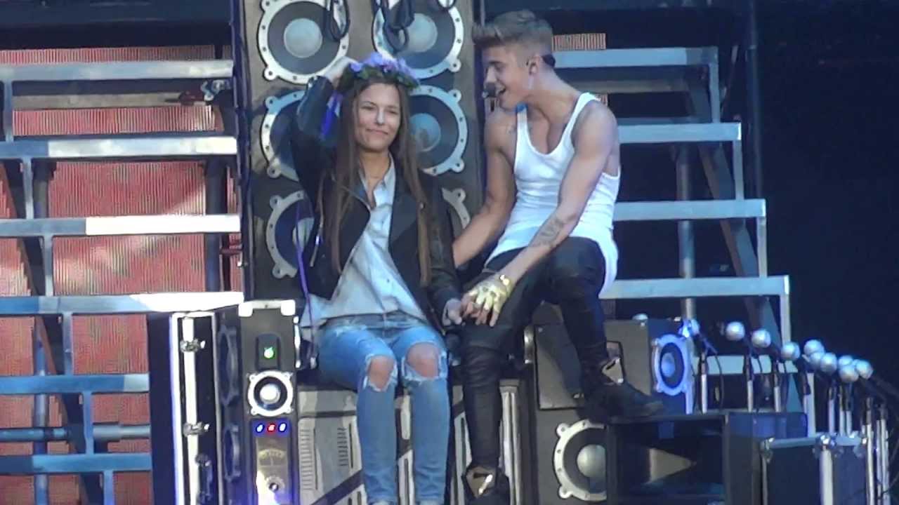 Justin Bieber - One Less lonely Girl (Sportpaleis, Antwerp, Belgium - Believe Tour HD)