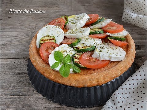 Crostata salata  a base morbida farcita con mozzarella pomodori e tonno