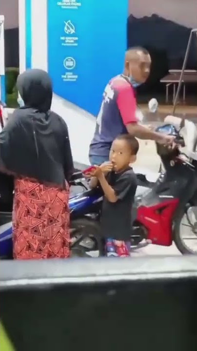 'Vidio Anak Kecil Mengacungkan Jari Tengah di Jalan Merah🤣'