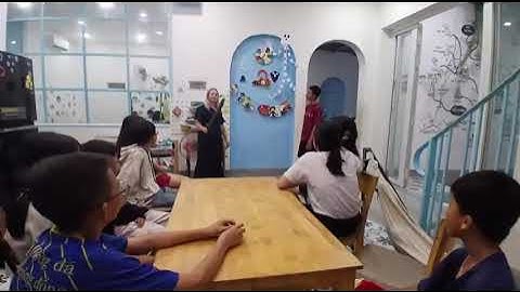 Tiếng Anh Giao Tiếp Phan Thiết: Students practice talking about Halloween
