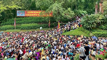 Giỗ Tổ Hùng Vương   Biển người đổ về đền Hùng dâng hương tưởng nhớ các vua Hùng 1