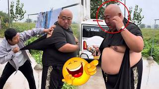 Why are you wiping your wife's mouth and pulling my clothes?!#funny