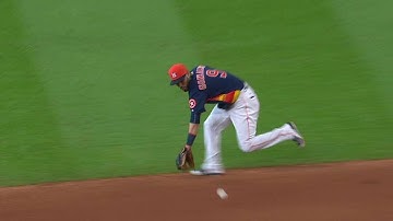 OAK@HOU: Gonzalez ranges deep, jumps to nab runner