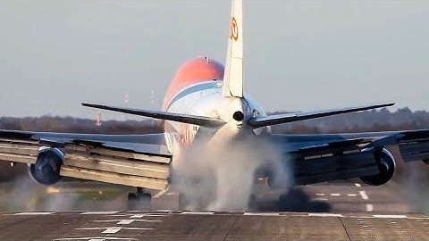 Boeing 747 landing Goes Wrong .
