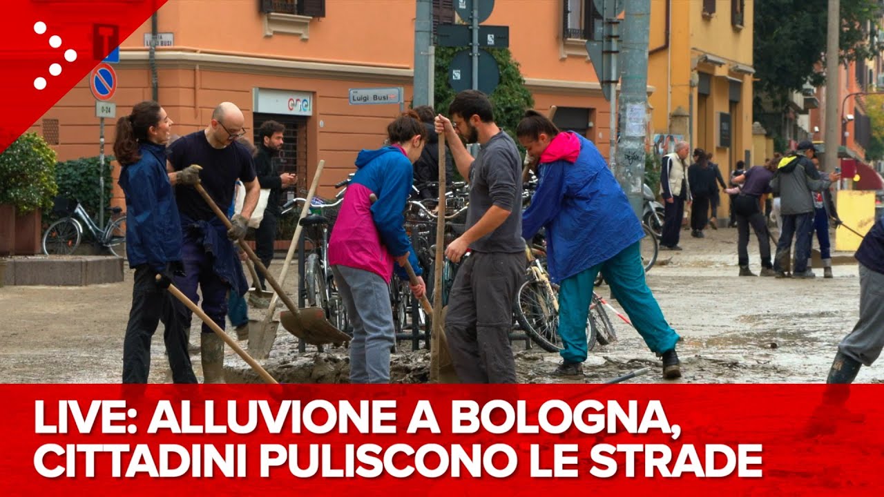 LIVE Alluvione a Bologna, si puliscono strade e piani bassi dei palazzi dal fango: diretta video