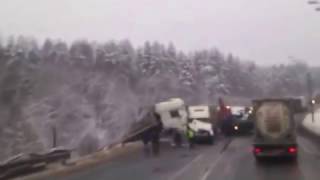 В частный грузовой эвакуатор врезалась ФУРА в натянутый трос от лебёдки.(САЙТ http://avarijno-pozharno-spasatelnoe-formirovanie-sluzhba.tiu.ru/g1305820-avarijnaya-sluzhba-gruzovoj Группа ВК Грузовые эвакуаторы ..., 2017-03-02T06:43:30.000Z)