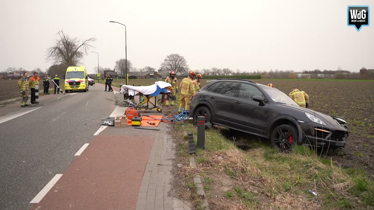 Bestuurder bekneld na botsing bij wegversmalling in Budel