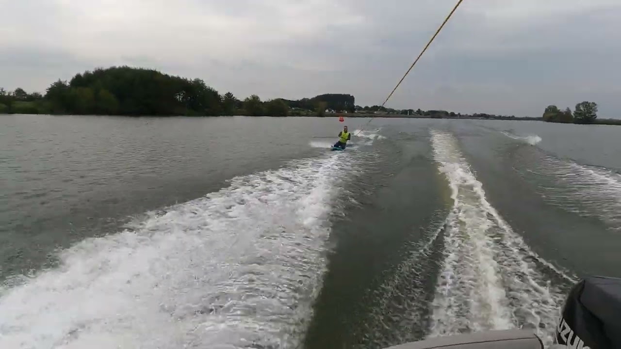 Kniend auf dem Stimmelboard