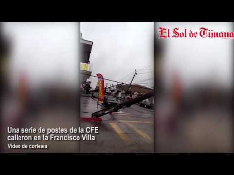 Una serie de postes de la CFE  calleron en la Francisco Villa