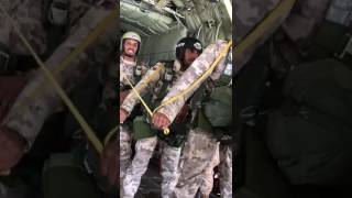 لايفوتكم أبطال الجيش السعودي المظليين قبل القفز من الطائرة