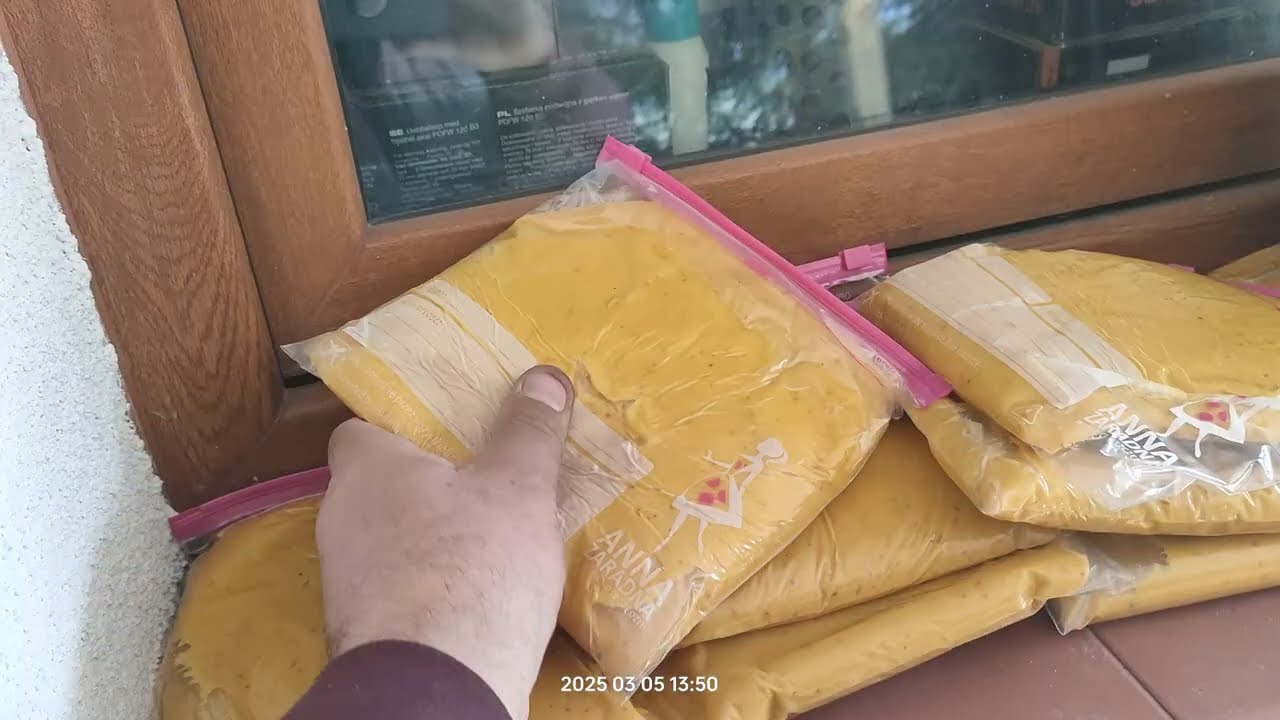 Ciasto dla pszczół własnej roboty.