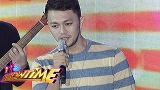 It's Showtime: Richard sings 'The Man Who Can't Be Moved' on It's Showtime