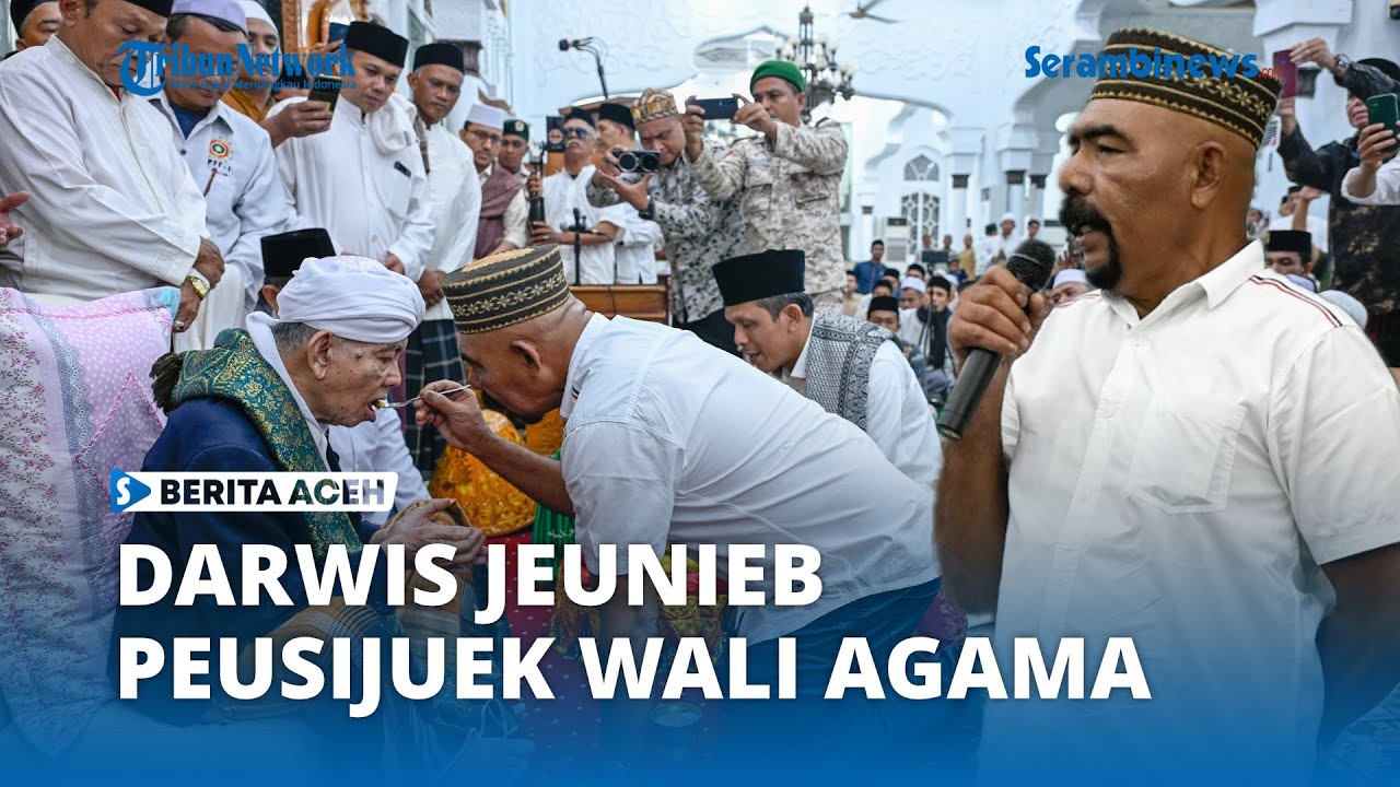 Darwis Jeunieb Peusijuek Wali Agama Abuya Syech H Amran Waly di Masjid Raya Baiturrahman