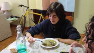 Caldo de algas con polo (arghaso)