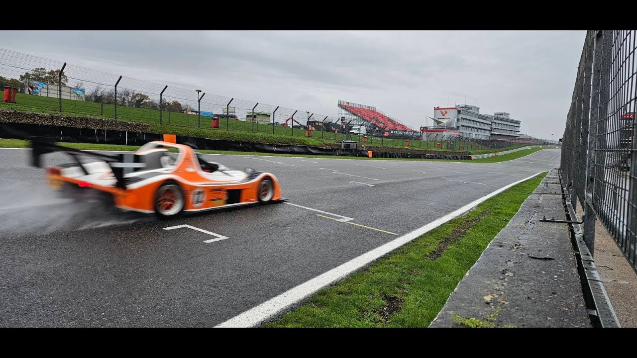 Radical SR3 Wet race at Brands hatch indy hunting down car with 100HP more (overtake near the end)