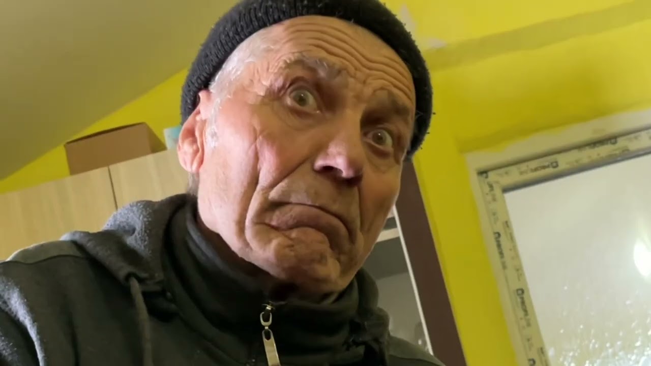 La 77 de ani nea Milan își face drujbă din bucăți!