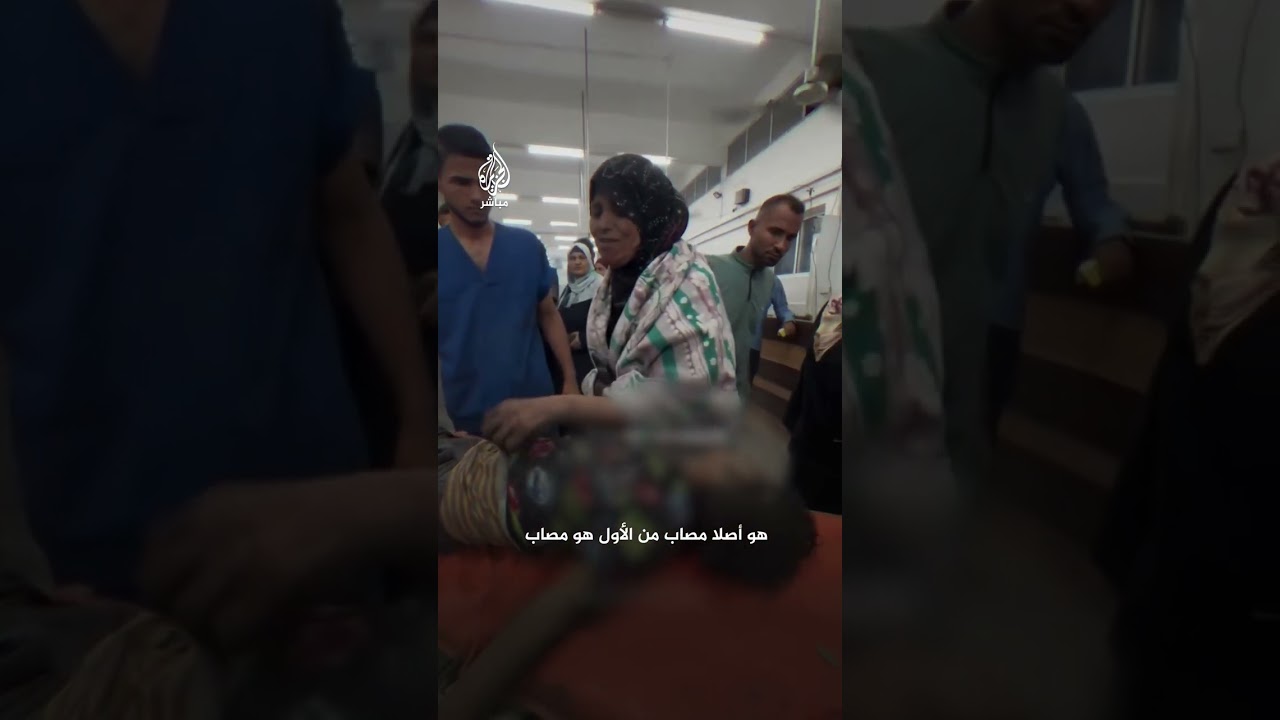 زوجان فلسطينيان يودعان طفليهما بعد استشهادهما جراء قصف استهدف مربعا سكنيا