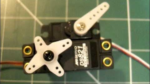 HK Yak54 Servo vs JR DS821