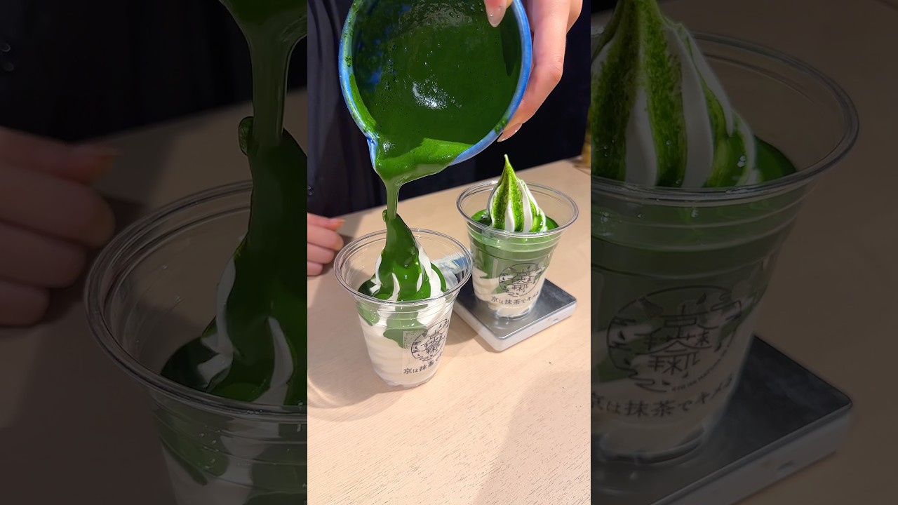 濃厚抹茶をかけて食べる抹茶ソフトクリーム🍦🍵