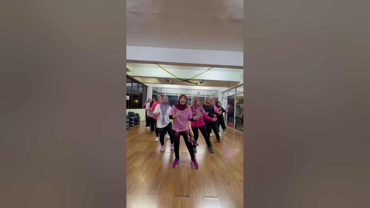 Zumba / Papasito - Karol G #zumbalovers #papasito #karolg #zumbazinzue #fitnesskugym