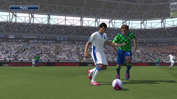 Pro Evolution Soccer 2015_A.I. player cheats to win the ball again...