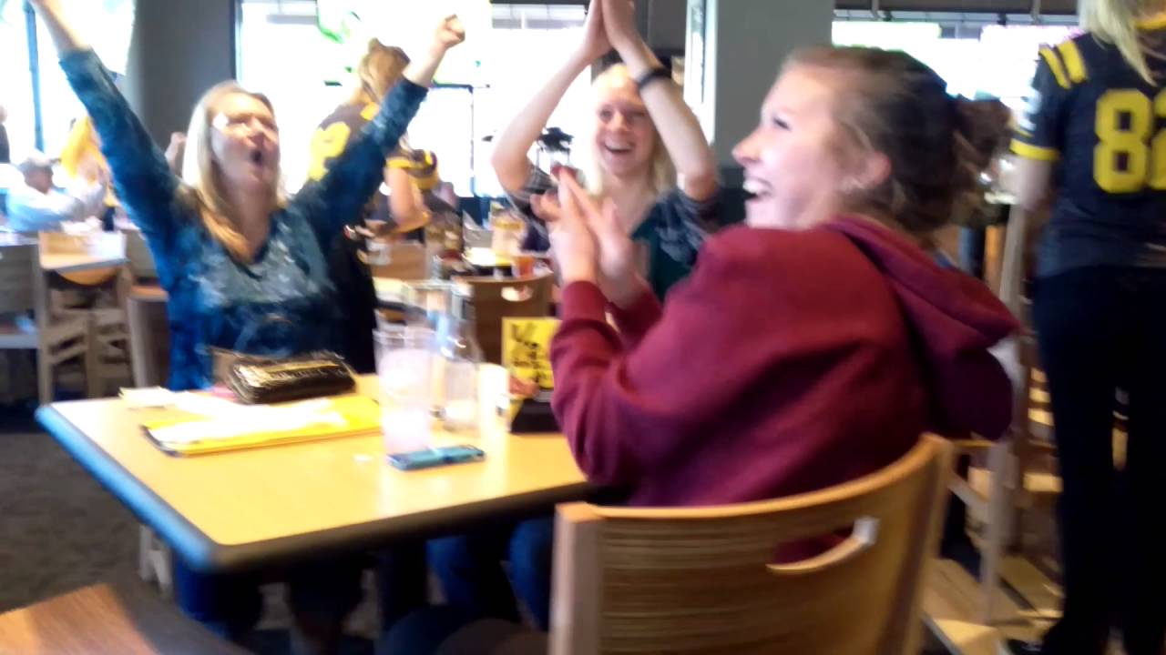 Buffalo Wild Wings in Bismarck Reacts to NDSU Defeating No. 13 Iowa