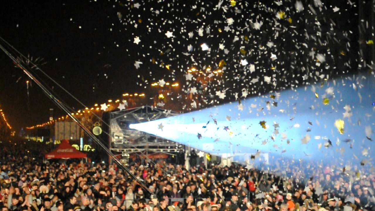 Romania New Years Eve 2012 - Bucharest sings! - YouTube