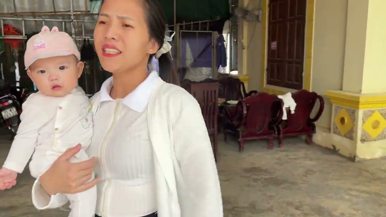 Ông Ngoại Ở Nhà Bế Anh Cò Nhà Bá Sen Không Đi Đâu Chơi